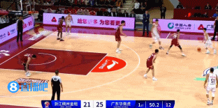 小小徐杰不得了

新赛季第二轮，广东队与浙江队打出了季后赛的味道
广东队后卫徐杰