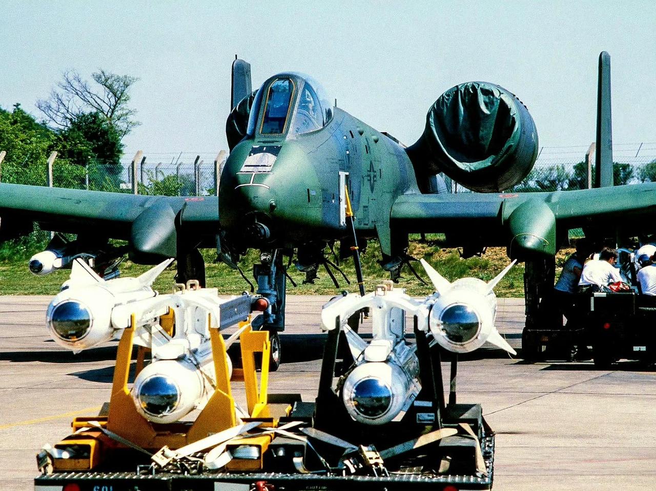 A - 10攻击机与AGM - 65“小牛”空地导弹是美军近距支援的黄金组合。