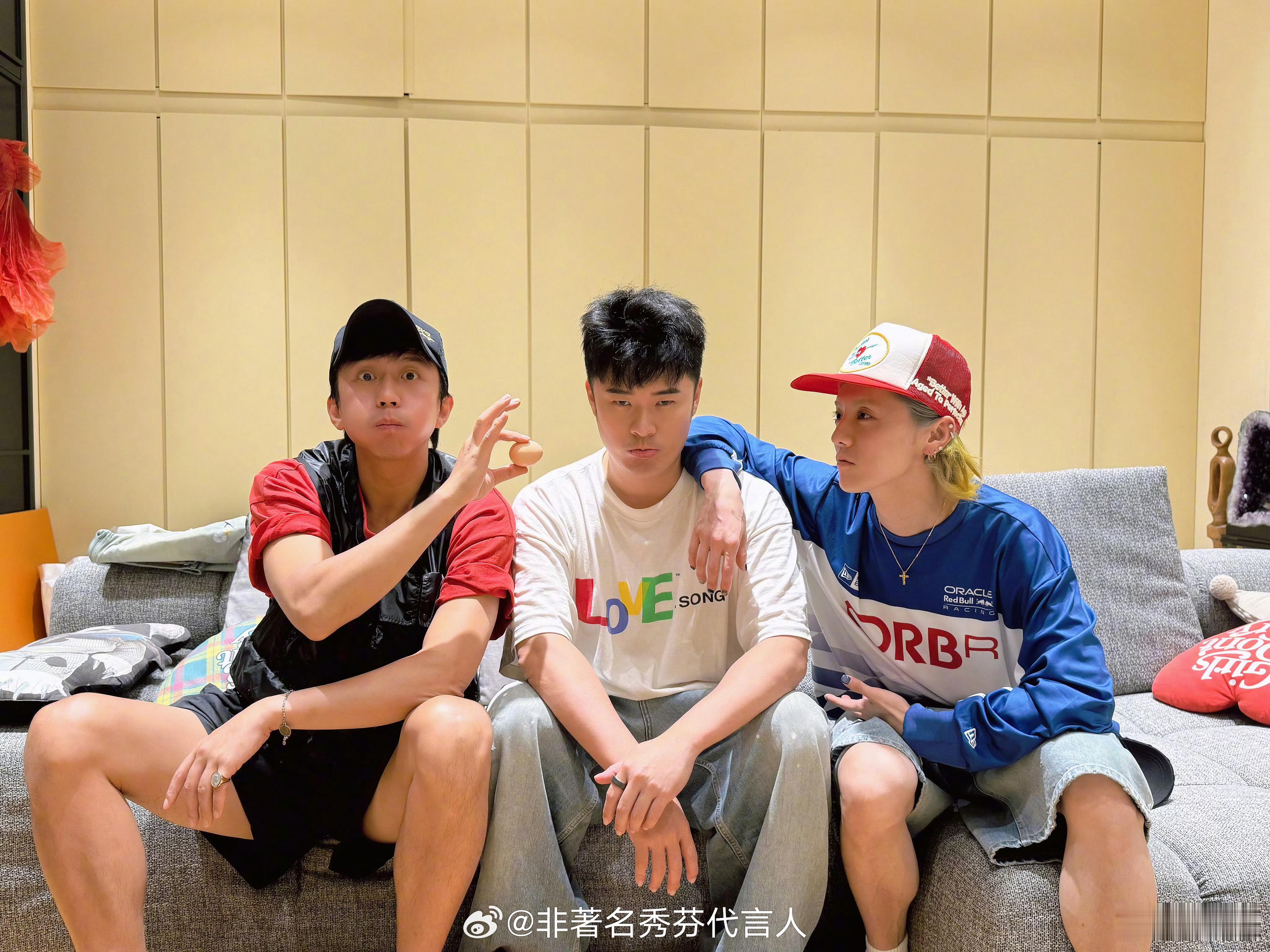 邓超晒与鹿晗陈赫合照你们要是分开了我该判给谁啊，不许分开好吗[泪] ​​​