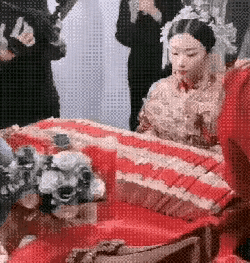 新娘坐在200多万的彩礼前，脸上没一点新婚的喜悦，不知道为何。