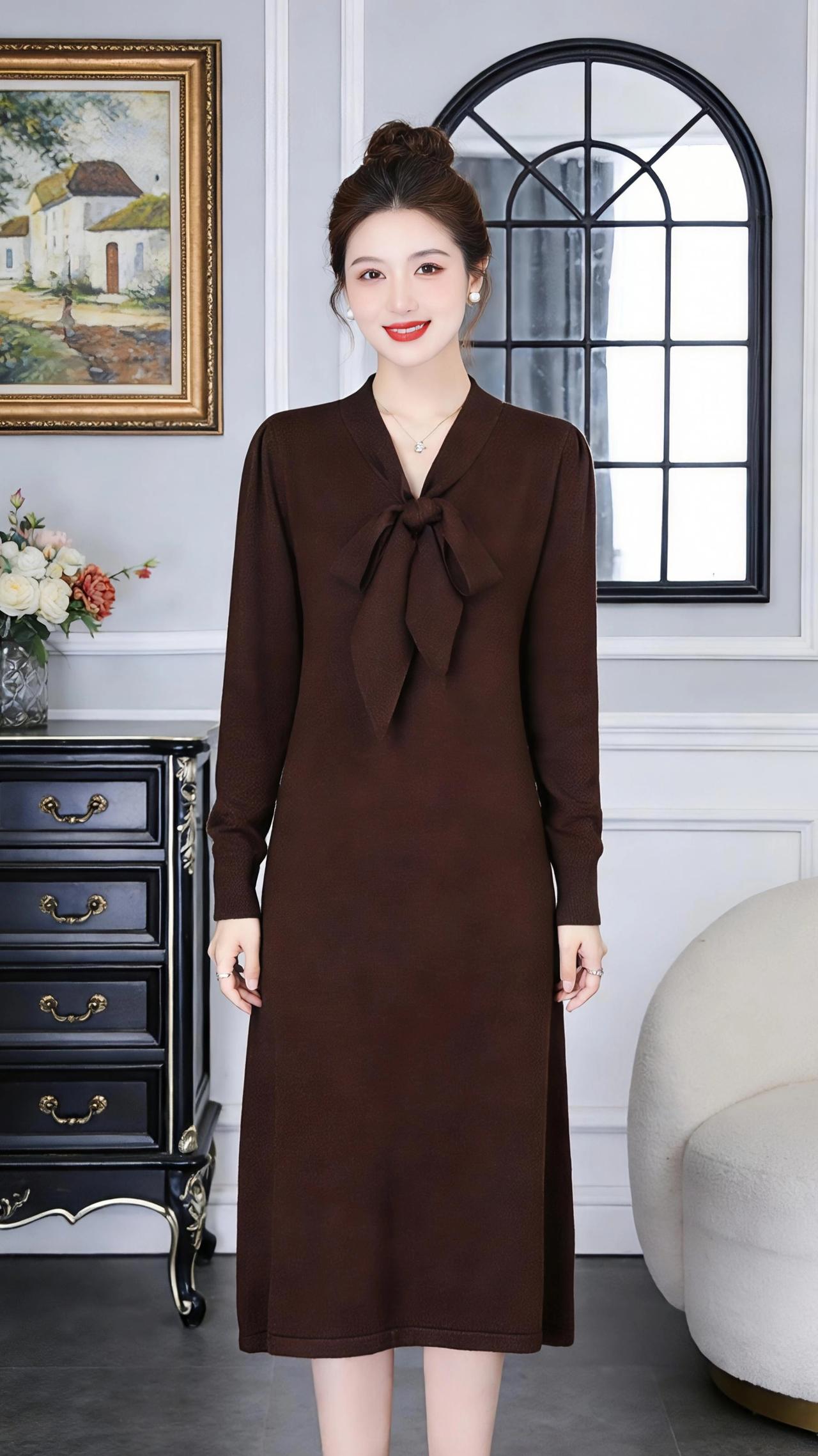 棕裙漫想
 
深棕的裙摆在浅灰的墙前垂落，像把深秋的焦糖色暖阳裁成了衣袂。领口的