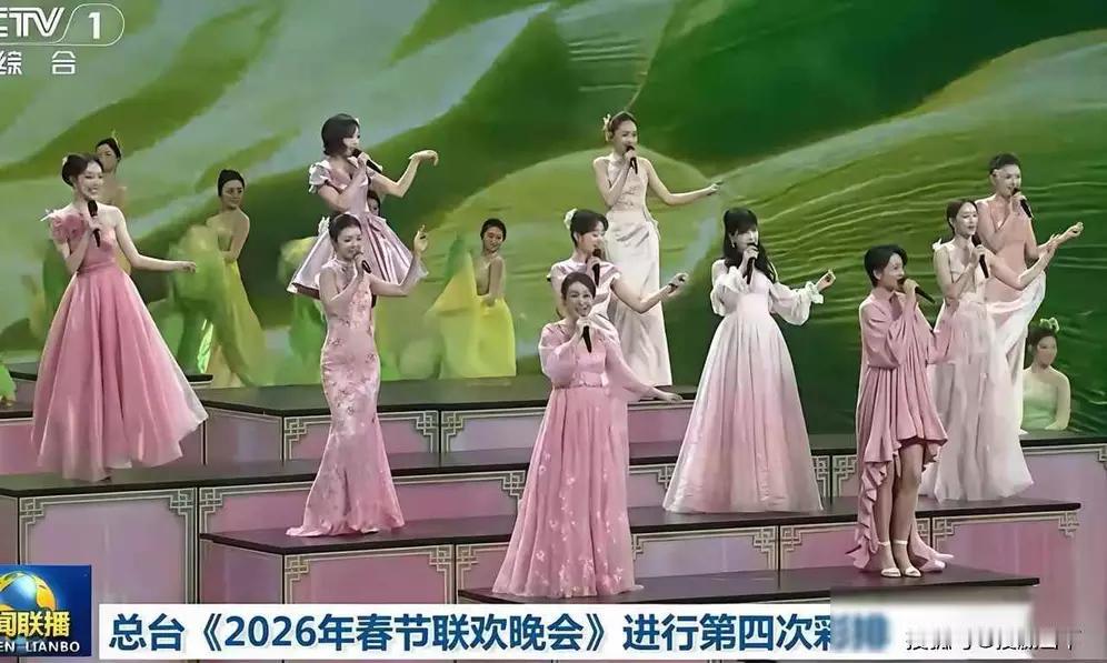 春晚还能有多少人看。的观众数量确实在面临挑战。曾经，春晚是全民的“新年娱乐顶配”