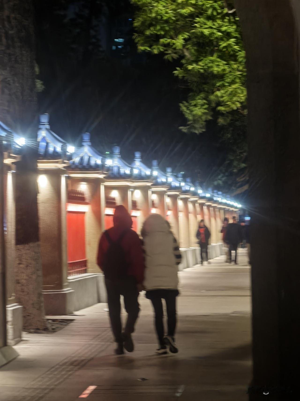 一日入冬 
在广州算是体验版
满街上演着春夏秋冬着装
地铁里 短袖大哥从容过夏