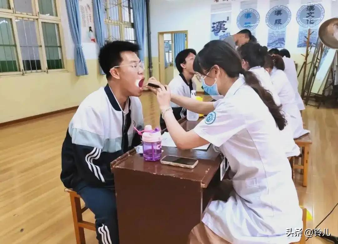近日，河南洛阳市孟津区朝阳镇姚凹小学的学生家长李女士反映，校外眼镜店人员来校园开