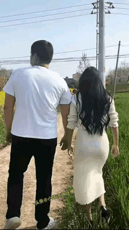 看了这个小视频，真的是很无语，男生如果能脱单，这都是不正常的事情。

这对小情侣