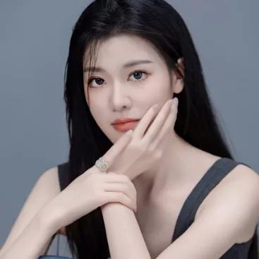 气质优雅，温柔可人，沉静如水。