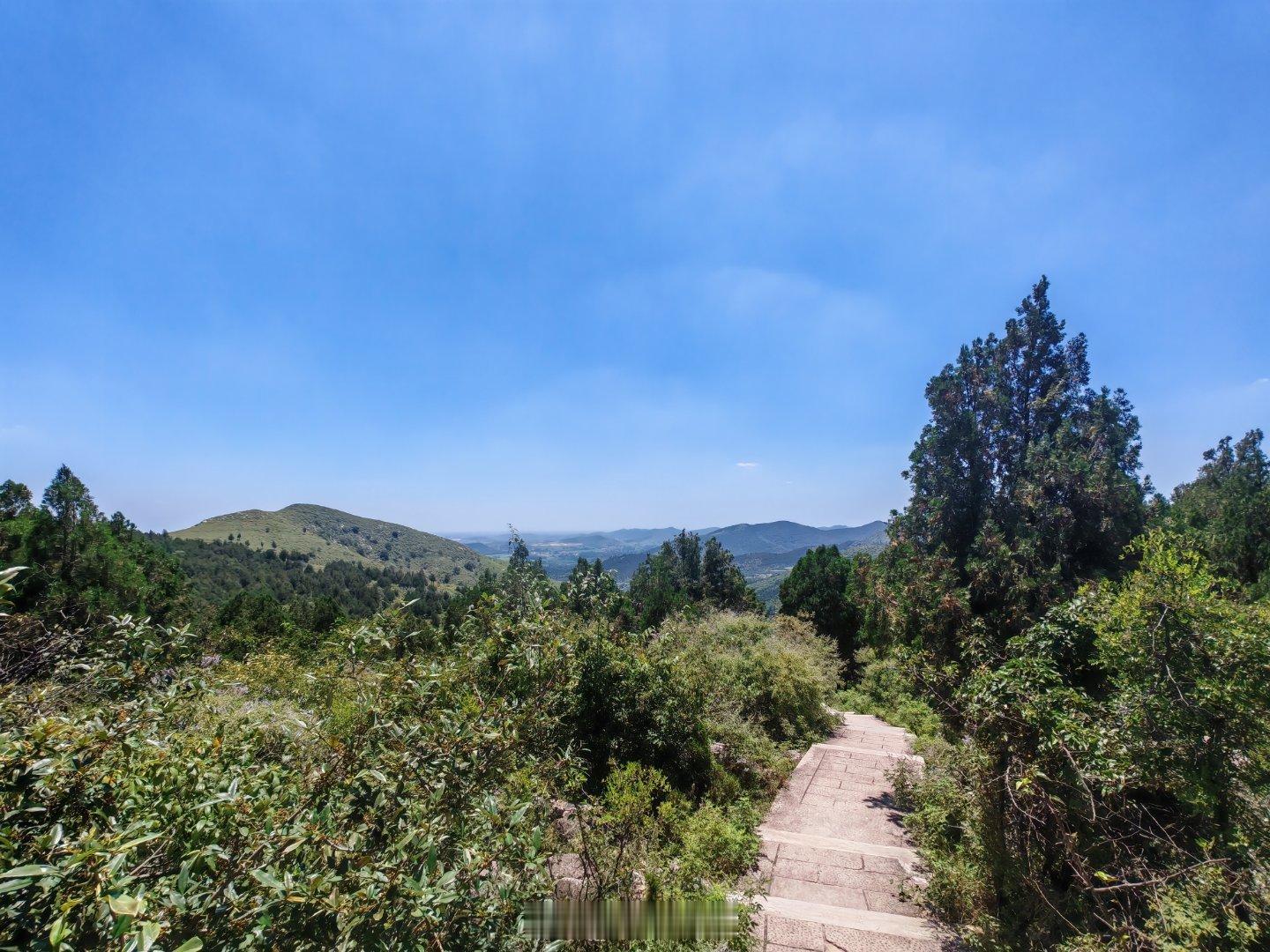 宿州同城宿州生活手记 登天门山远望皇藏峪，千亩古林苍翠连绵，幽谷藏古寺，云雾绕层