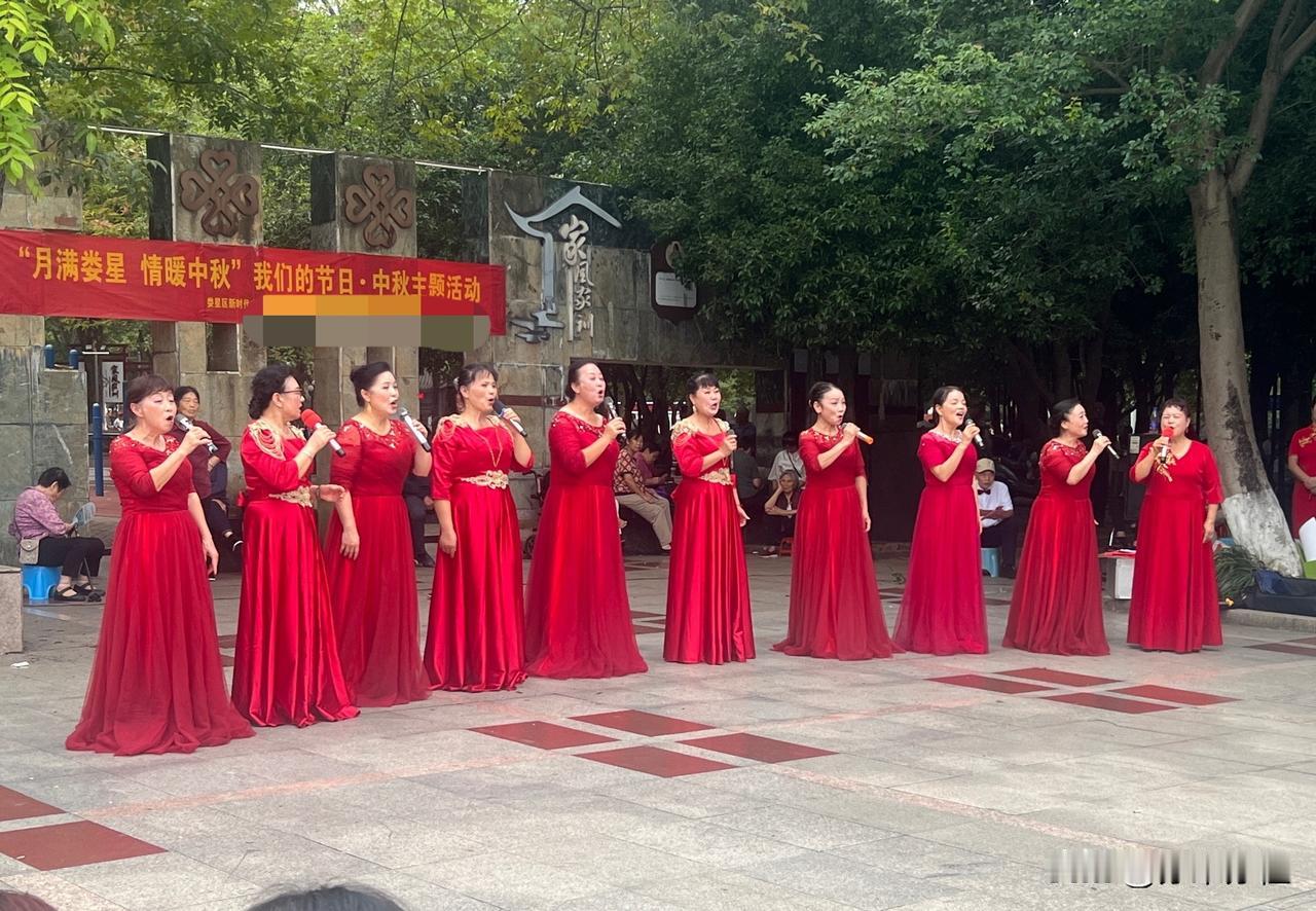 这几位退休人员在合唱《我爱你，中国！》，吸引了不少路人注目；

据说她们退休工资