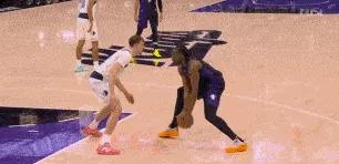 现在回看弗拉格受伤这里，看到膝盖被撞那下还是会感到后怕。独行侠真是伤不起了，还好