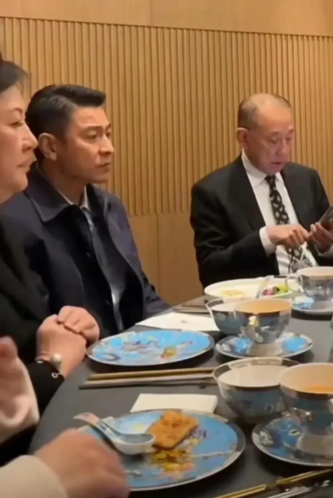 刘德华的饭局，偶像刘德华也是有饭局的。
刘德华 
聚餐界明星