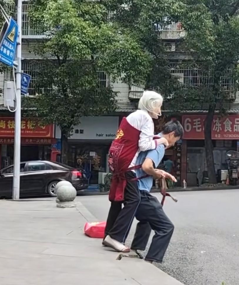 身背母亲的孝子儿