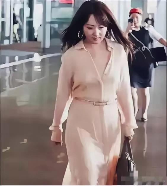 虽然她的身材有点变样了，腰也变粗了，但是没有老人味，走在商场里依旧是那么大气，都