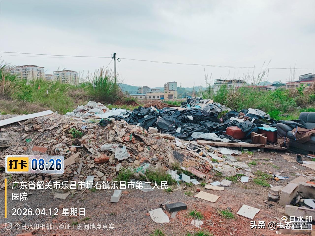 2026年4月12日，志愿者在广东省韶关市乐昌市坪石镇，乐昌市第二人民医院附近走