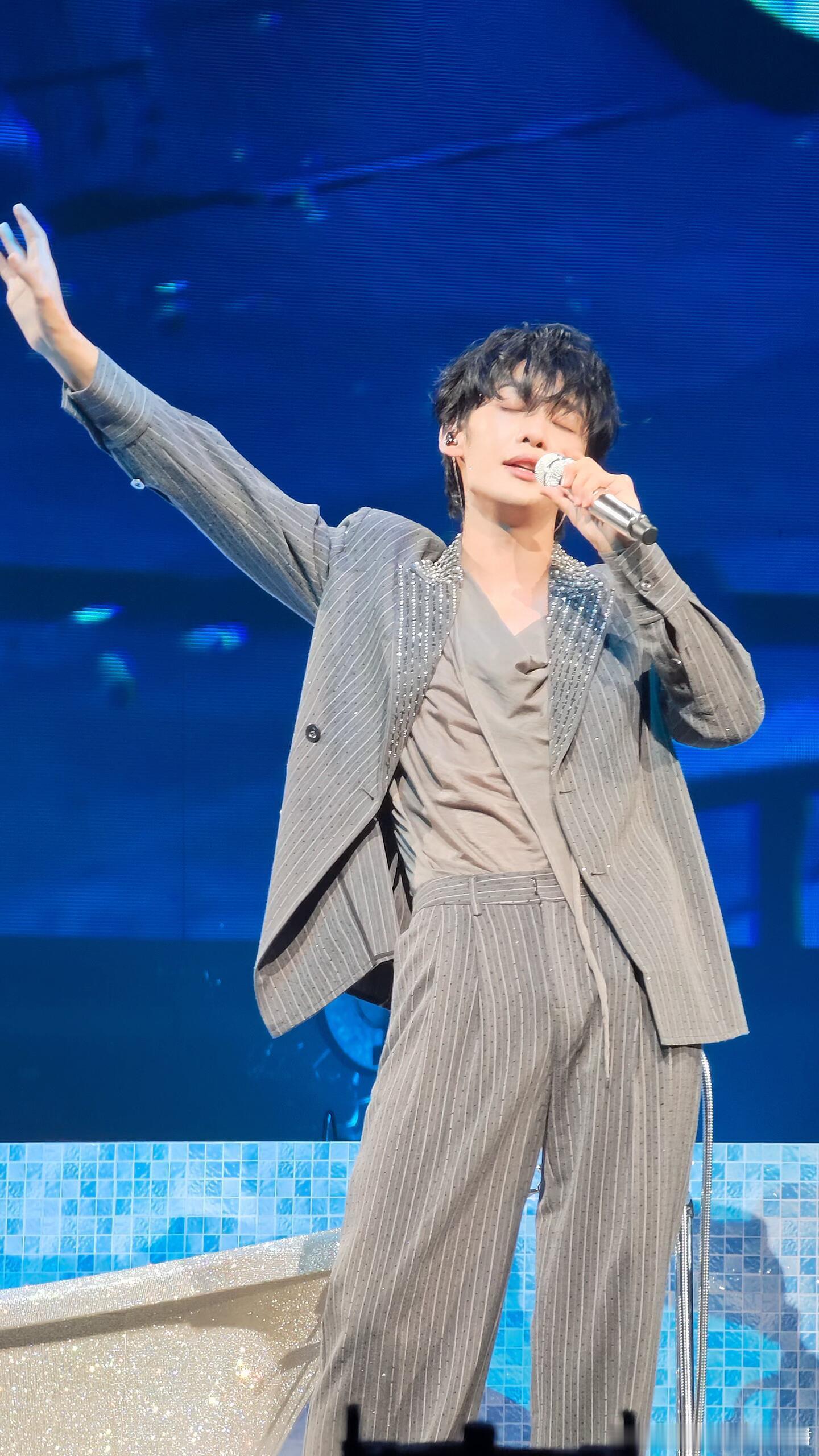 王赫野唱茶花开了听哭我王赫野演唱《茶花开了》歌声满是故事感，醇厚嗓音把离别与思念