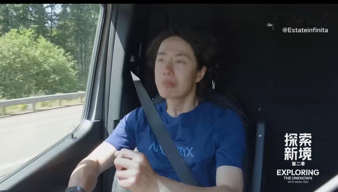 王一博的硬核松弛感：开车盘核桃是藏不住的酷劲儿！
 
谁懂啊！王一博开车都不忘盘