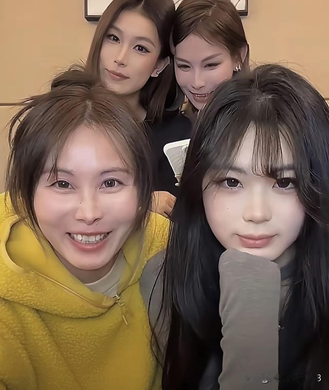 大哈二哈的女儿从国外回来了。一大家子准备在温州过年，一家几口都是高颜值。嘻嘻哈哈