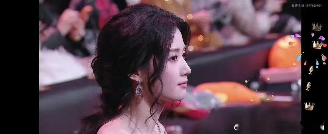 卢昱晓内场造型公主编发 被晓晓的公主编发狠狠拿捏！内场造型温柔又贵气，发丝灵动衬