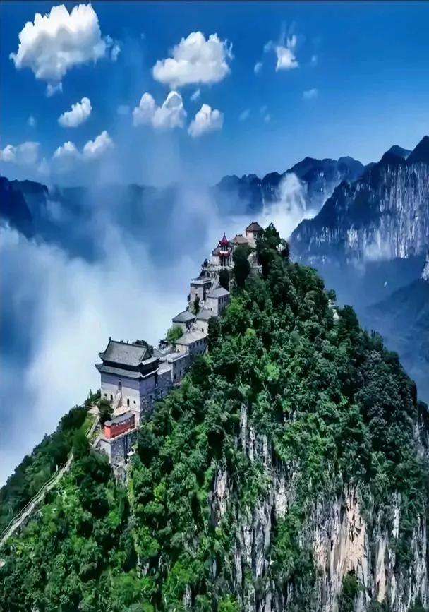 上联：悬崖太行云端路；
下联：？？？