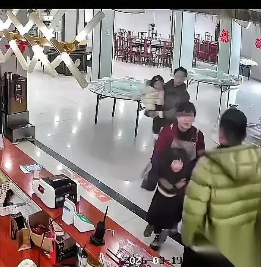 六安打人女慌了！

以为赔钱能了事？

宝妈一句话让她懵了：坚决不和解！3月19