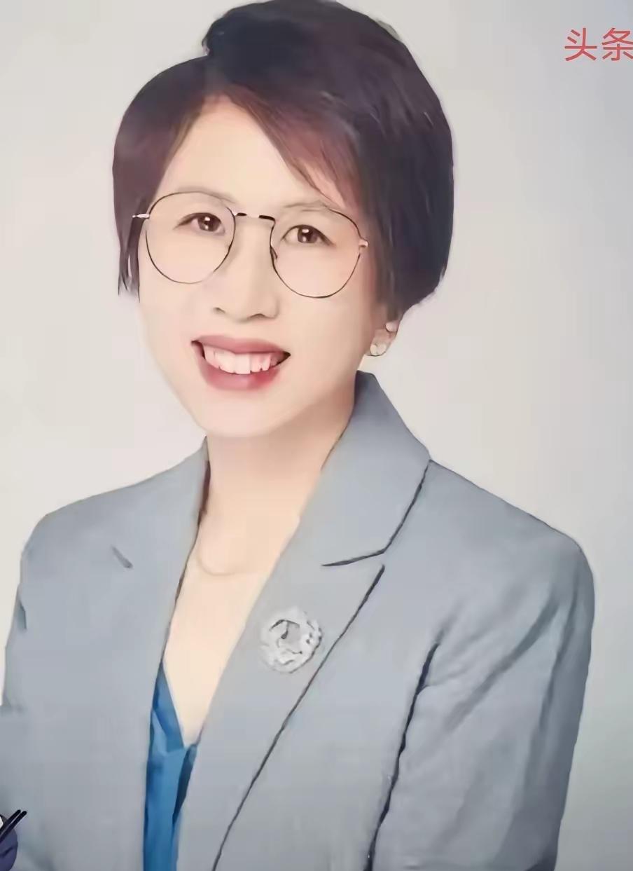 最近北大课堂上有个名场面火出圈了——教授正讲着西方理论，00后学生突然站起来"开