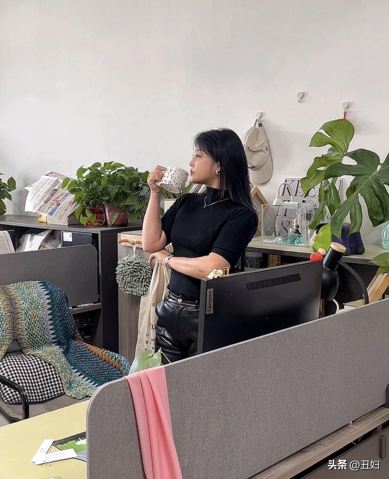 晒出美丽身影黑色皮裙搭高跟鞋，优雅神秘感十足！