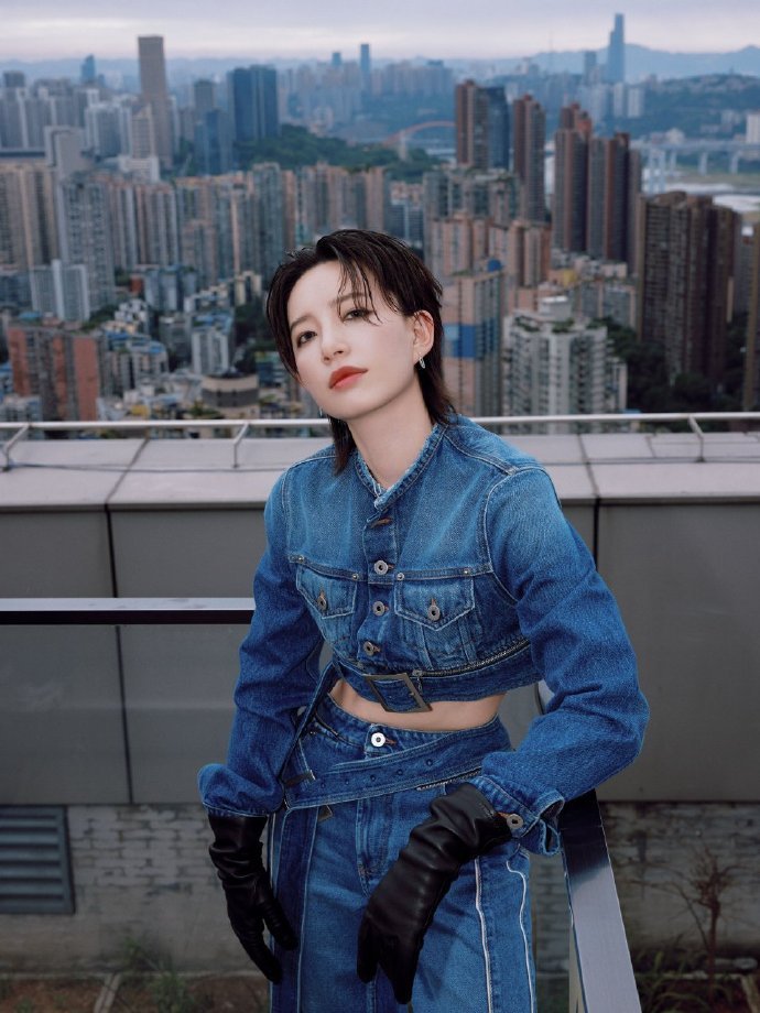 李斯丹妮露腹装  李斯丹妮穿牛仔露腹装跳舞，简直帅炸了，每一个动作都充满了力量感