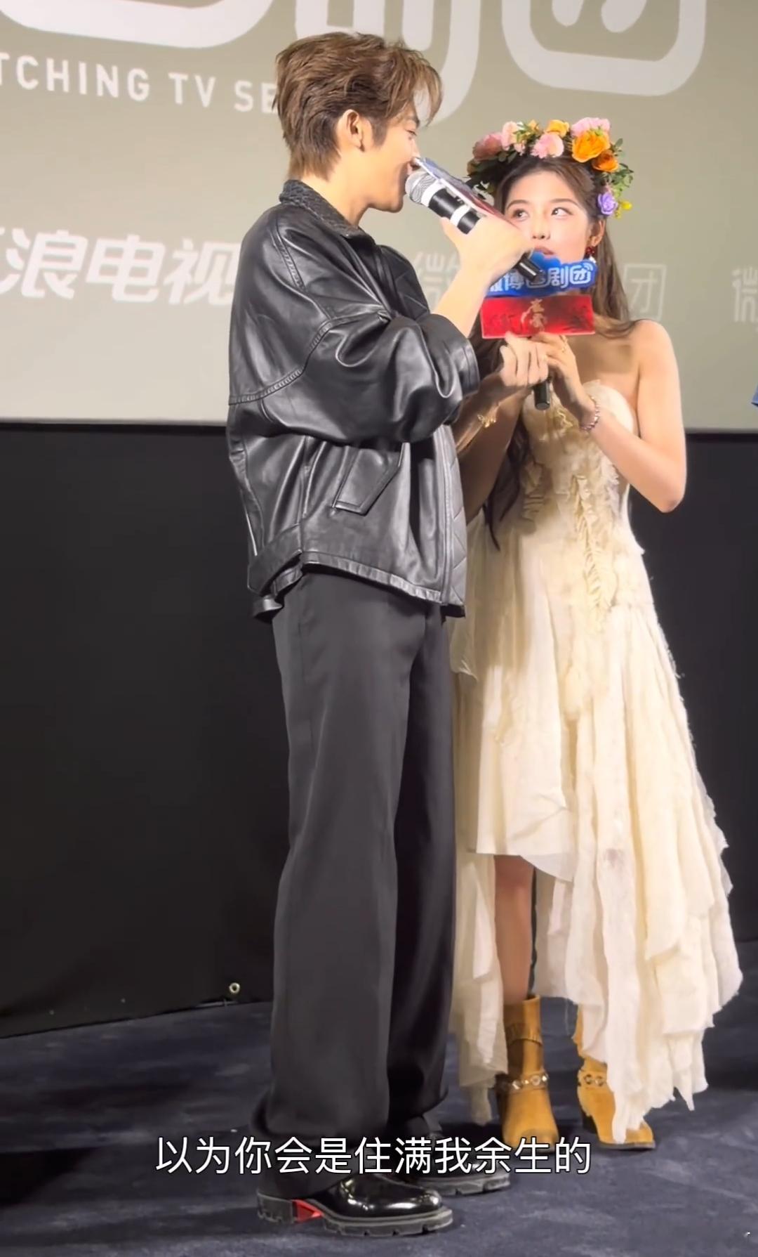 侯明昊年上的魅力我后知后觉高调炫技从来不属于侯明昊的待人方式，比起独自展示唱功更