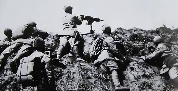 1939年，国军中将陈铁在山西设宴款待彭德怀，陈铁的夫人在倒茶时悄悄说道：“现在