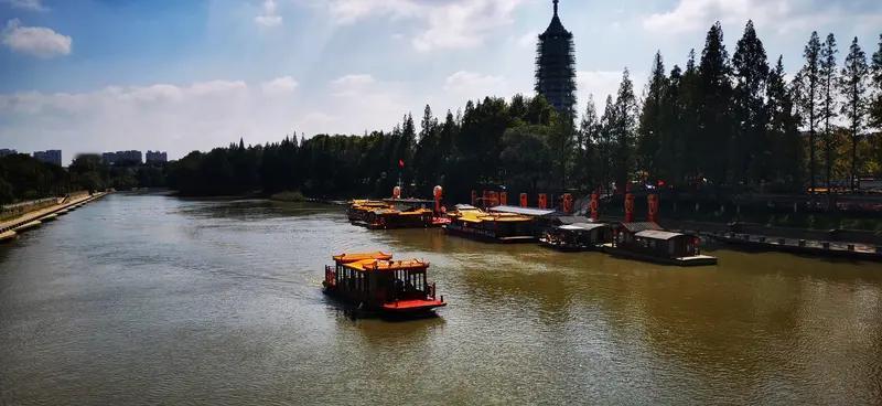 千年古运河，
江南氤氲情。
悠悠流淌中，
胜似在天堂。