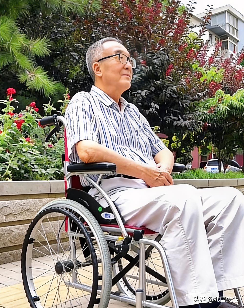 79岁大爷邀保姆全家住家，不怕鸠占鹊巢，只怕临死前没人递碗水。

和老伴退休后，