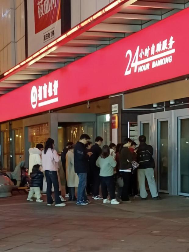 过年后的银行ATM机过完年就连ATM机都吃饱了柜台是中老年人喜欢去的地方，ATM