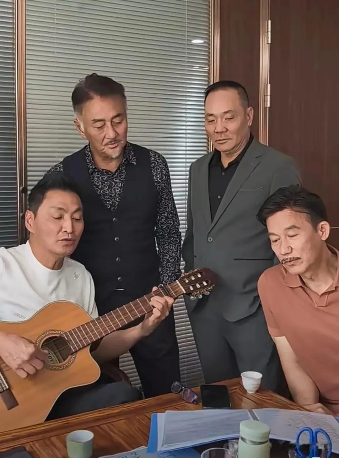 感觉何家劲思维还停留在上世纪，已经落伍跟不上自媒体时代了。

他近期找了一大堆明