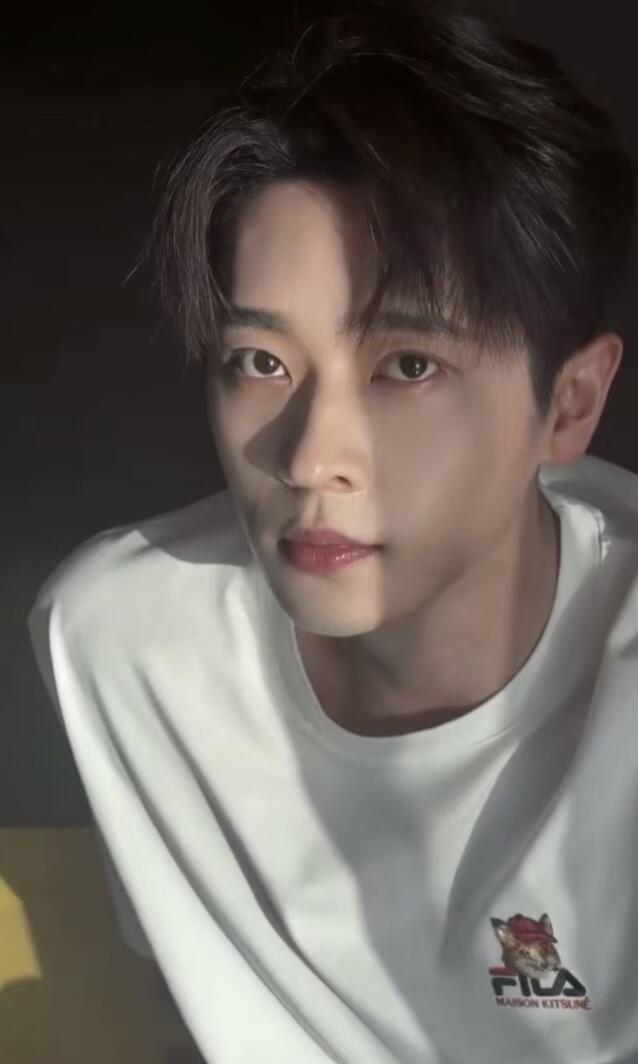 丞磊 大大方方清清爽爽的丞磊给人的感觉就像山间清泉，一眼望到底的清澈，却又让人忍