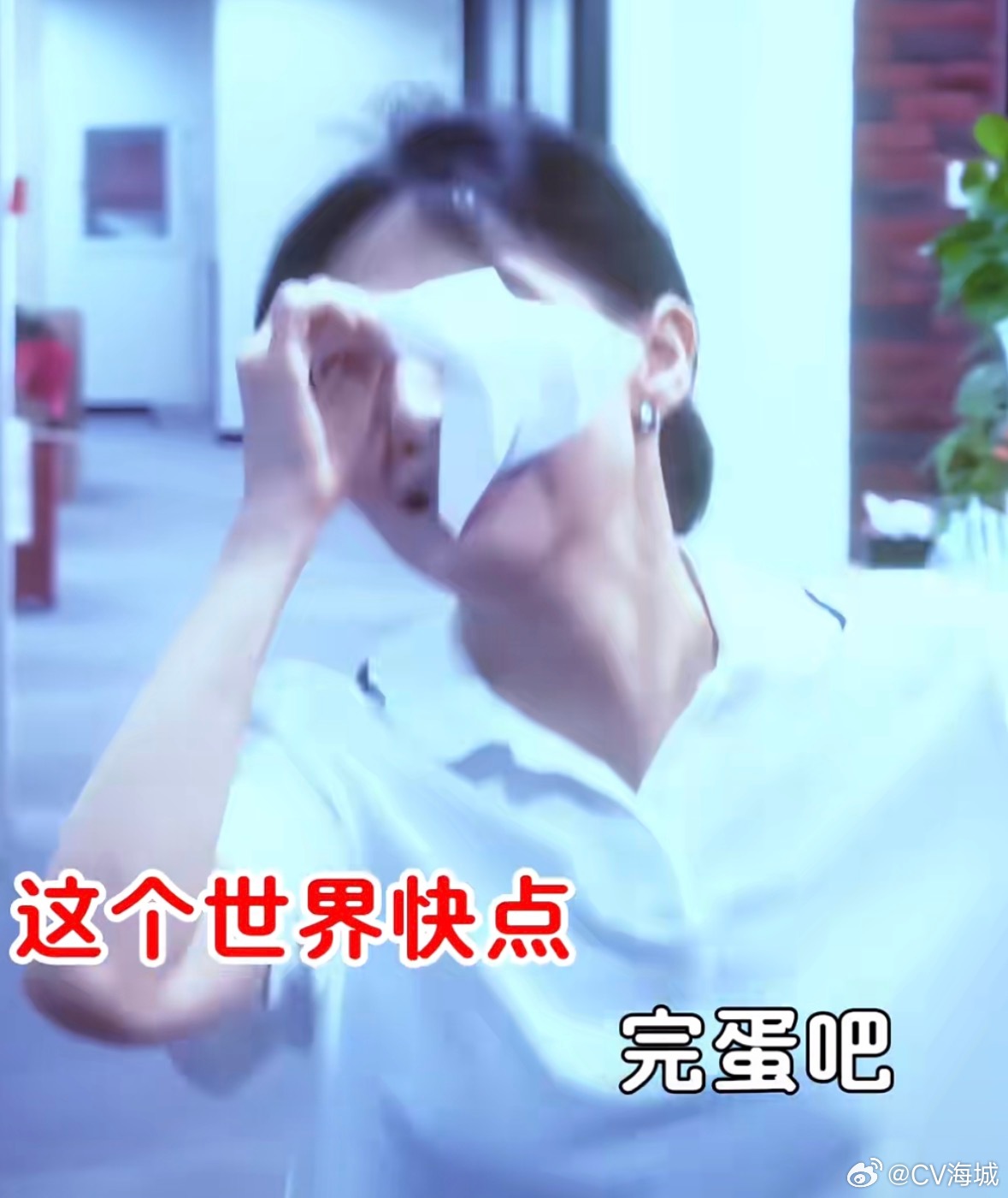 真的好洗脑。和闽南话合大概因为用的就是公虾米 哦亲亲 人生海海 的调调。 