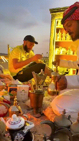 突然感觉黄金不值钱了，感觉很像阿拉丁神灯里的画面，本泽马已经融入了沙漠生活，体内