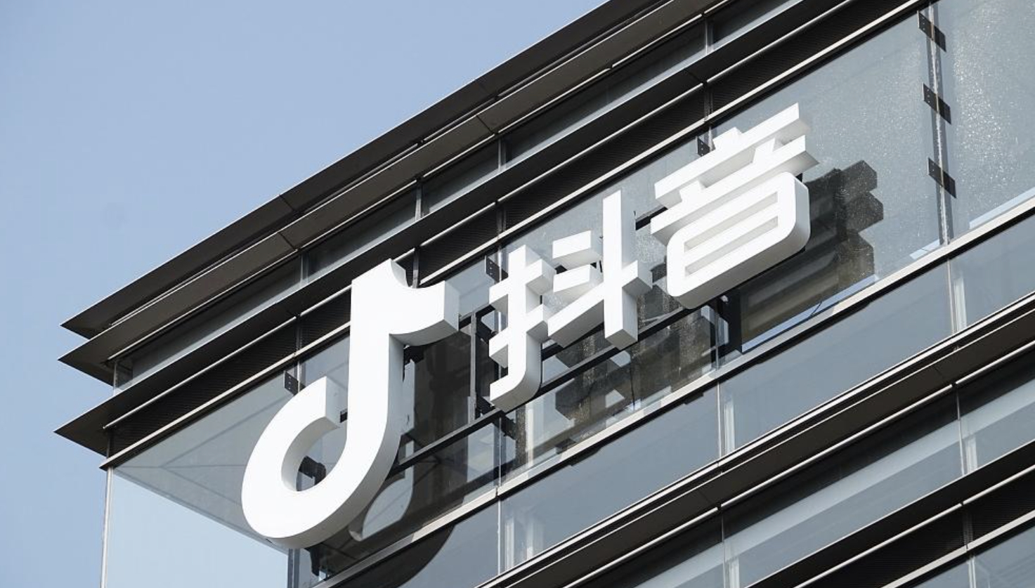 【抖音开展“AI起号”专项治理行动，重点整治利用AI生成低俗猎奇视频等行为】 5