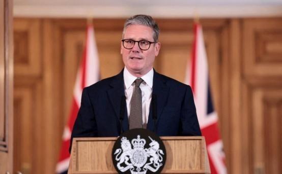 英国首相一句话，直接扔向了全世界。他说，中国，是世界三大强国之一。这话不是私下说