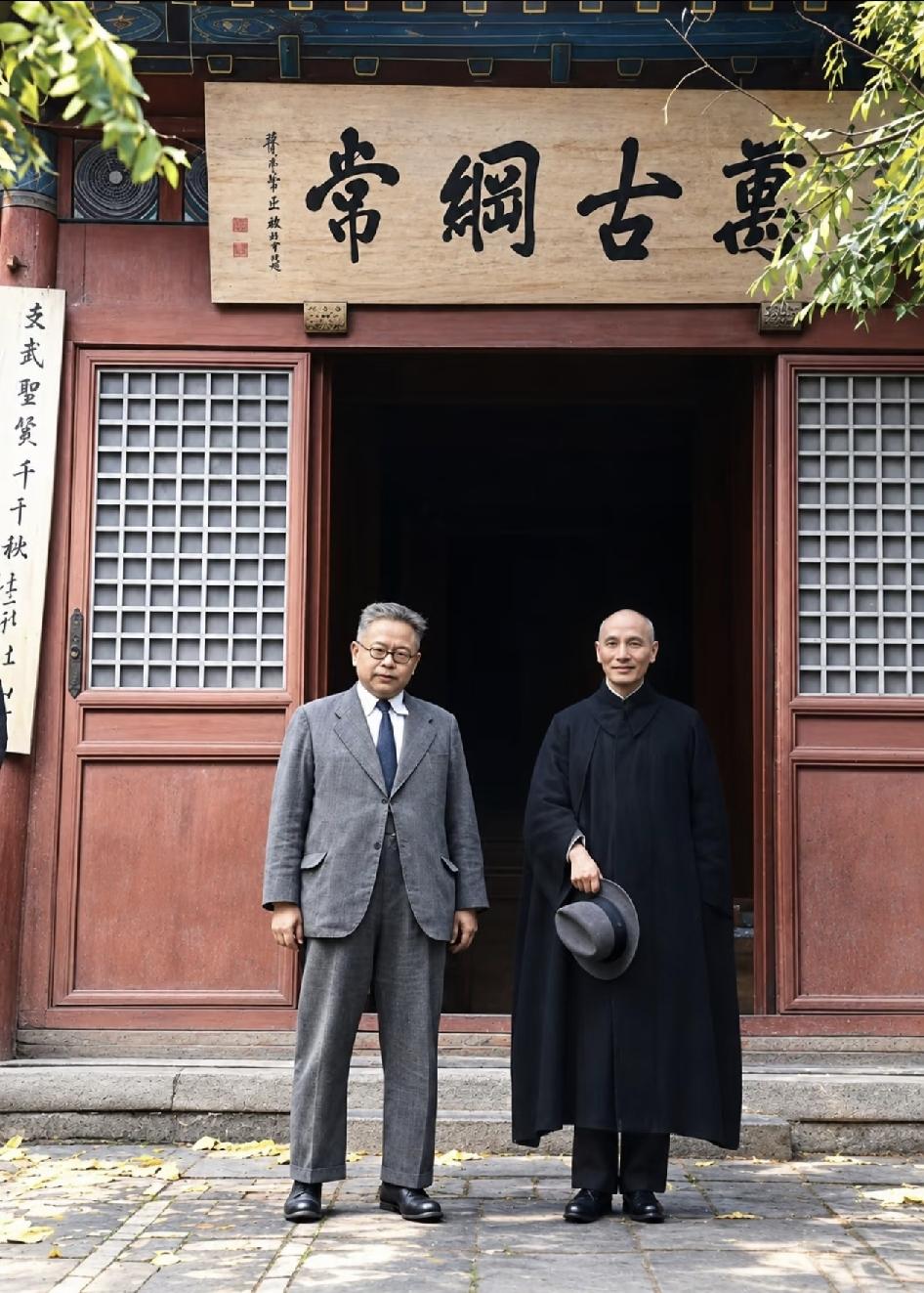 1946年初春，北平文丞相祠内，傅斯年与蒋介石留下一张合影。
抗战胜利后，北平各