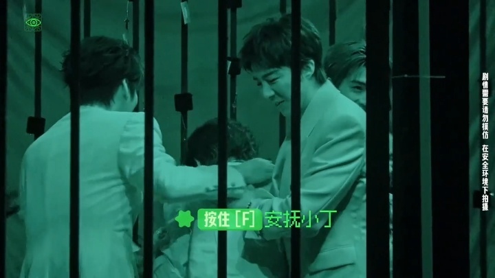 刘宇宁周柯宇下意识保护丁程鑫刘宇宁没白看恐怖片开始推理吧 小丁惨惨一跪，两位哥哥