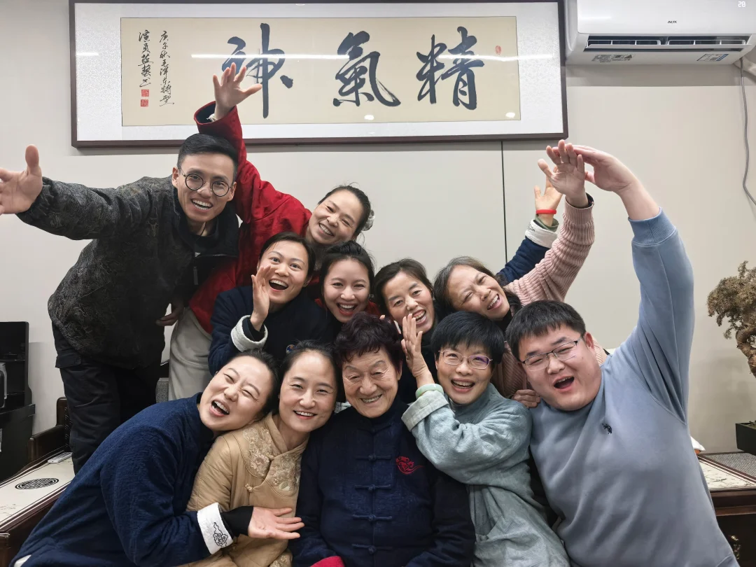 好幸福，今天突然觉得好幸福。 	 看着家族共修，涨功夫，身体恢复生机...