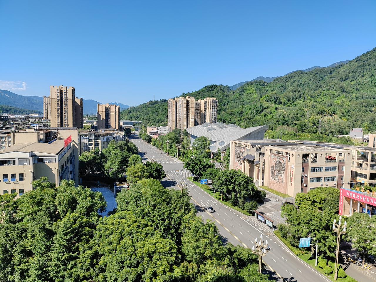 太阳火力全开，出门两分钟浑身冒汗，能待屋里绝不上街。