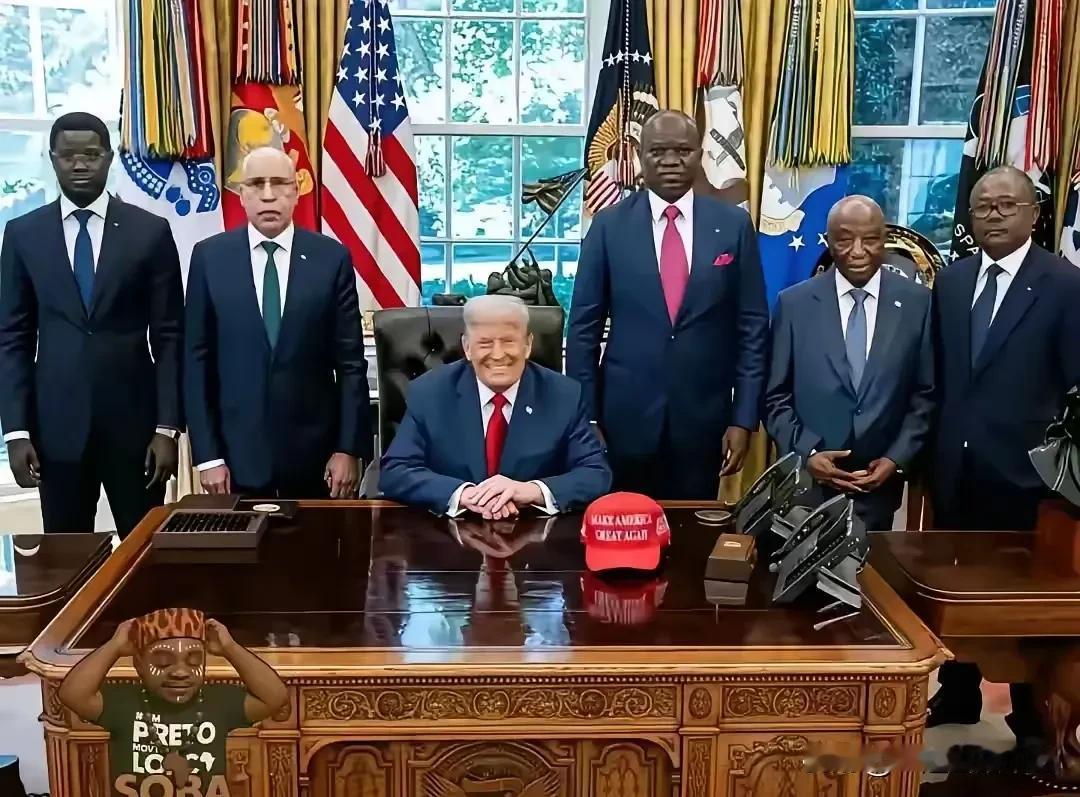 什么是强权，美国给我们上了一课!
美国总统特朗普和非洲五国领导人合影，只有特朗普