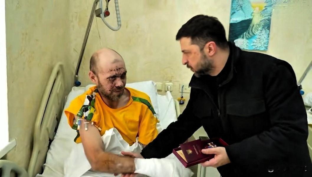 泽连斯基前往医院给在战争中负伤的乌军士兵颁发勋章。有网友指责泽连斯基与伤兵匆忙握