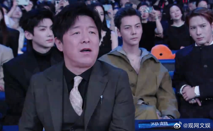 看到跟十个勤天同台的宇树机器人在台上热舞，台下的黄渤完全看呆微博之夜内场宇树机器