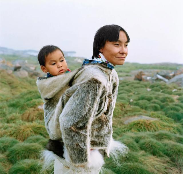 看了格陵兰岛原住民的照片，严重怀疑他们是咱们的子孙后代，黑头发、黄皮肤一眼就是东