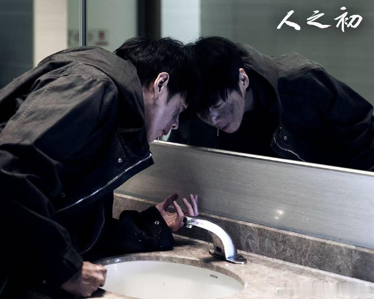 人民网评人之初《人之初》不仅有精彩的罪案剧情，更有对亲情伦理与社会变迁的深刻探讨