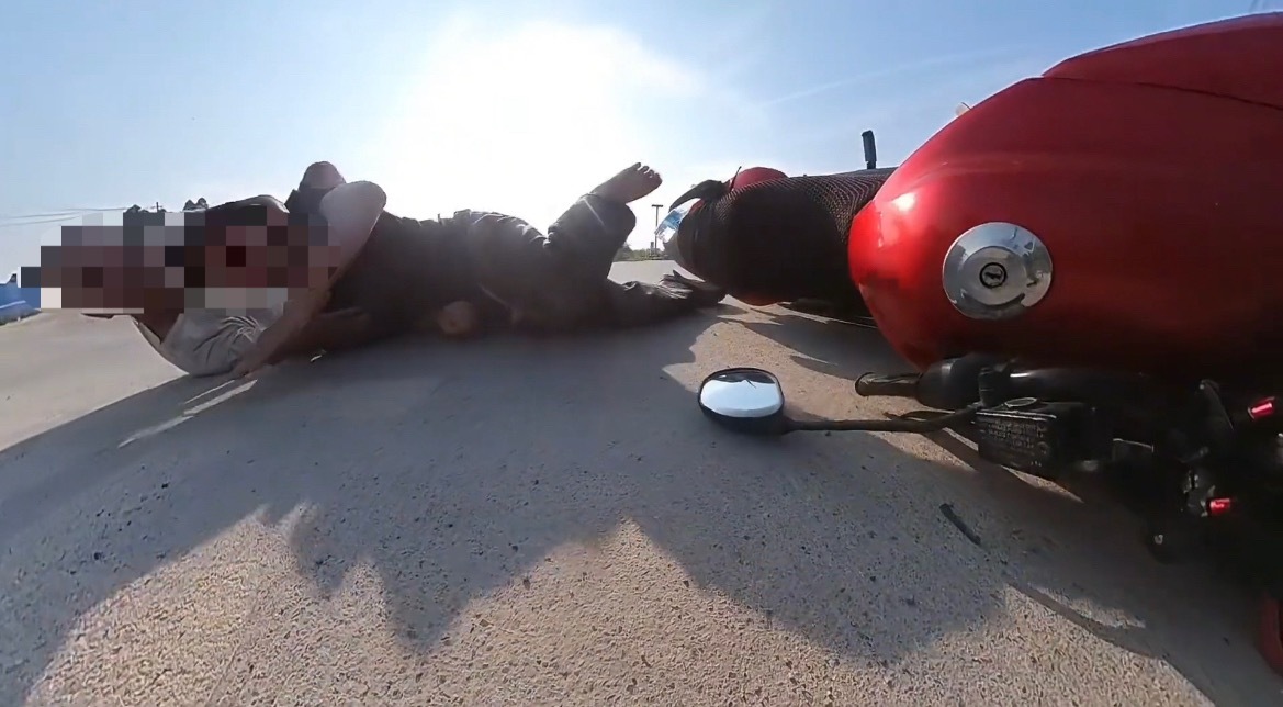 【玉林男网红骑摩托摔倒致车上人员擦伤】4月26日（发布时间），玉林的一名几十万粉