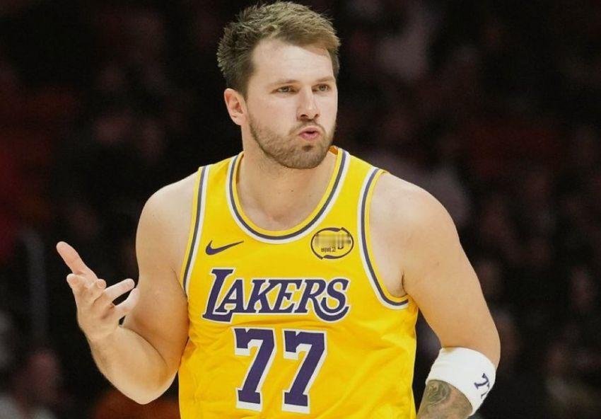 现在东契奇的伤情问题是各方关注，且影响首轮火箭和湖人这组对决走势的。

前天斯洛