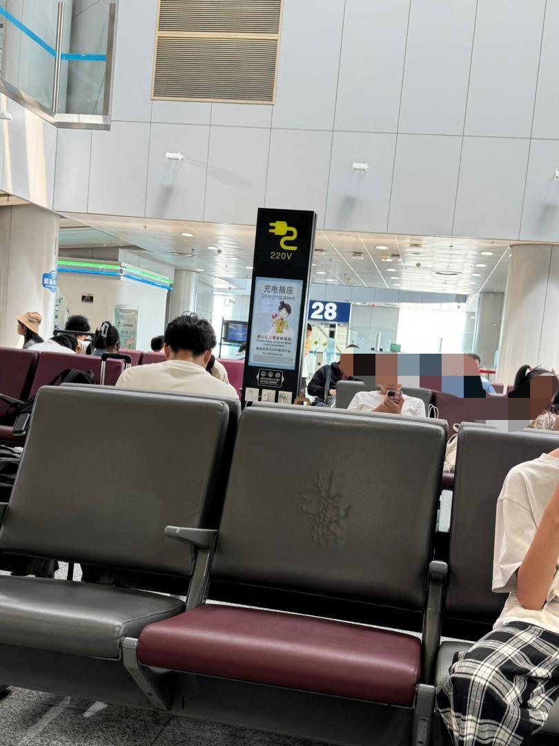 分享城市新鲜事头一次在机场看到卫生间脏兮兮的