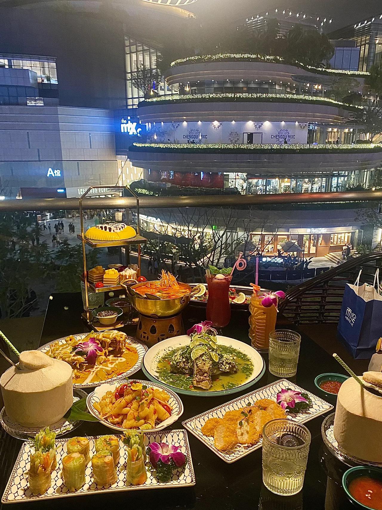 成都东南亚餐厅，万象城坠美夜景尽收眼底！


每次来都要感叹这里也太好拍了，一边